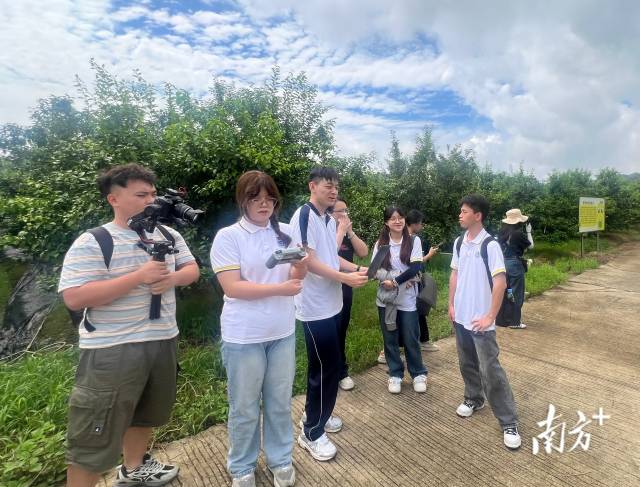 操作着无人机拍摄的yL23411永利官网登录实践团成员。